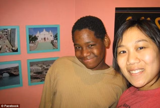 Chan và một học sinh khi cô làm giáo viên khoa học trước khi quyết định trở thành bác sĩ nhi. Chan và một học sinh khi cô làm giáo viên khoa học trước khi quyết định trở thành bác sĩ nhi.