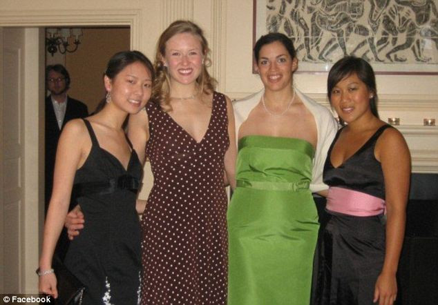 Chan (phải) trong một bữa tiệc không có chồng đi cùng. Chan (phải) trong một bữa tiệc không có chồng đi cùng.