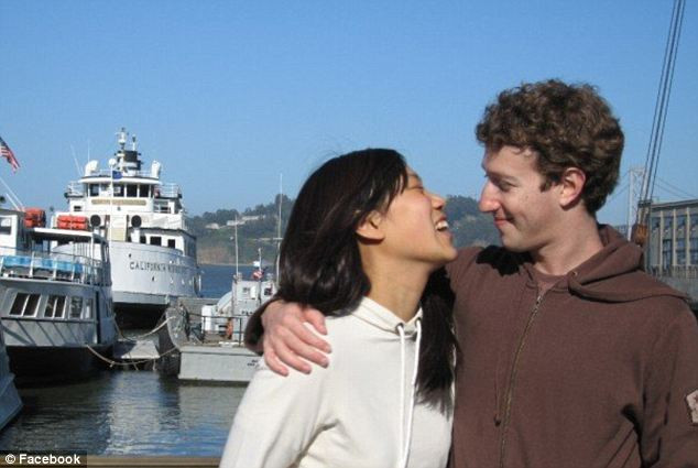 Cặp vợ chồng Zuckerberg đã quyết định sống chung vào năm 2010 sau 7 năm quen biết và yêu nhau. Cặp vợ chồng Zuckerberg đã quyết định sống chung vào năm 2010 sau 7 năm quen biết và yêu nhau.