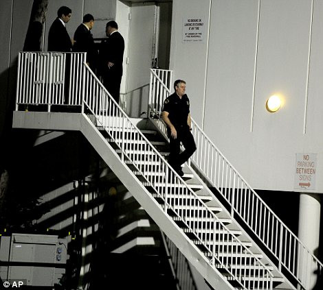 Cảnh sát và lính cứu hỏa tại khách sạn Beverly Hilton ngày Houston qua đời