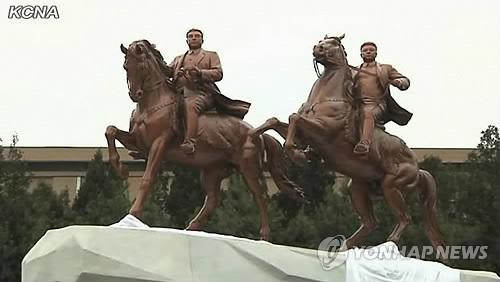 Tượng đồng Chủ tịch Kim Jong-il và Kim Il-sung vừa được khánh thành tại Bình Nhưỡng hôm 14/2
