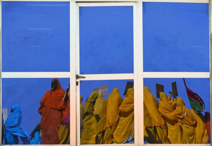 Bóng của những người ủng hộ Tổng thống Somalia Sharif Sheikh Ahmed hiện lên trên các ô cửa sổ tại sân bay quốc tế Mogadishu ngày 5/8 khi họ chờ đón ông trở về nước từ chuyến thăm Kenya.