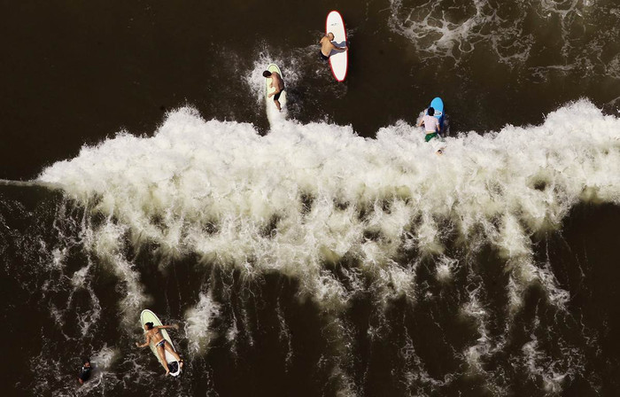 Người Mỹ đổ xô tới bãi biển Rockaway, Queens, New York ngày 4/8 lướt sóng để giải nhiệt.