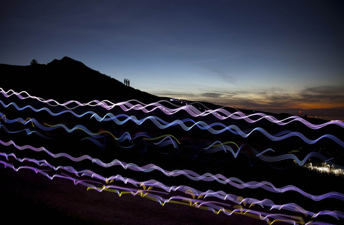 Dấu vết để lại trong không trung của những người chạy và đi bộ mặc quần áo phát sáng và cầm gậy phát sáng trong tay tại một buổi diễn tập phục vụ chương trình biểu diễn nghệ thuật mang tên "Speed of Light" ở Edinburgh, Scotland hôm 8/8.