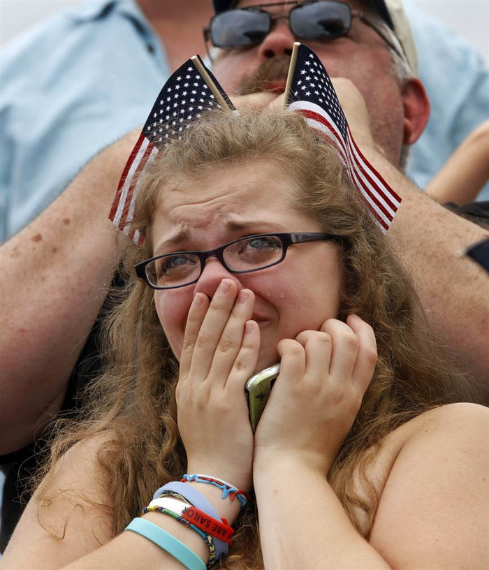 Mimi Rinaldi sống tại Baltimore, Maryland đang chờ cô em họ trở về bằng trực thăng từ tàu sân bay Abraham Lincoln tại căn cứ Hải quân Norfolk ở Norfolk, Virginia, Mỹ ngày 7/8.