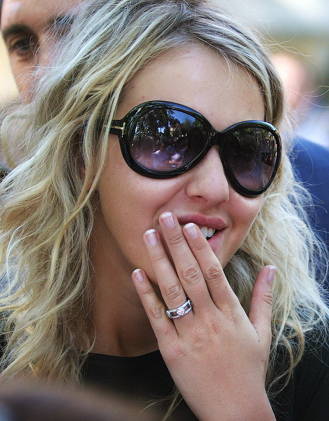 Các bài viết trên blog và twitter của cô đã thu hút hơn 300.000 người xem. Các bài viết trên blog và twitter của cô đã thu hút hơn 300.000 người xem.