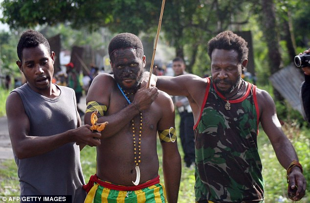 Một thổ dân Papua bị mũi tên đâm vào ngực trong cuộc đụng độ ngày 18/6. Một thổ dân Papua bị mũi tên đâm vào ngực trong cuộc đụng độ ngày 18/6.