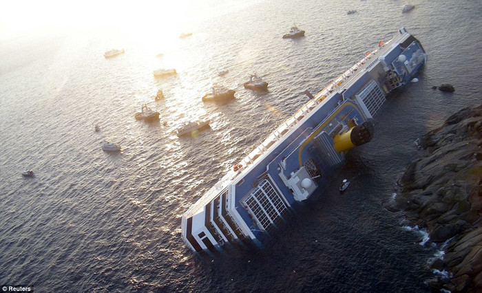 Tàu Costa Concordia mắc kẹt và đang chìm dần ở bờ biển gần đảo Giglio ở Tuscany, Ý ngày 14/1 Tàu Costa Concordia mắc kẹt và đang chìm dần ở bờ biển gần đảo Giglio ở Tuscany, Ý ngày 14/1