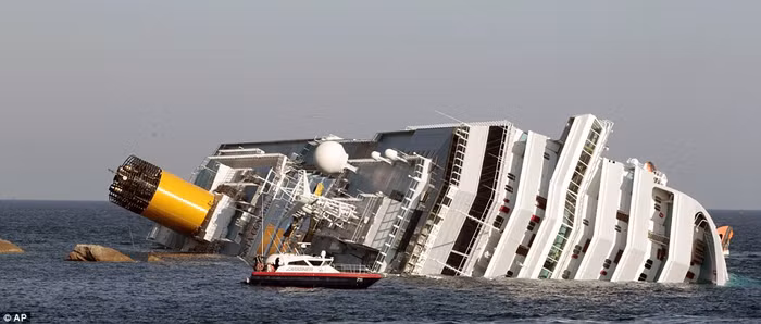 Tàu Costa Concordia mắc kẹt và đang chìm dần ở bờ biển gần đảo Giglio ở Tuscany, Ý ngày 14/1