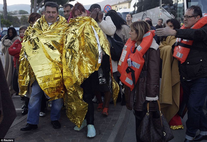 Hành khách trên tàu được các nhân viên cứu hộ giúp đỡ sơ tán lên bờ Hành khách trên tàu được các nhân viên cứu hộ giúp đỡ sơ tán lên bờ
