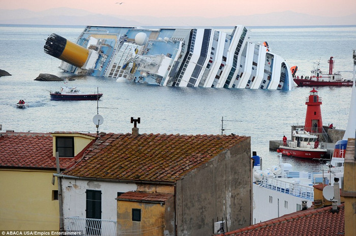 Tàu Costa Concordia mắc kẹt và đang chìm dần ở bờ biển gần đảo Giglio ở Tuscany, Ý ngày 14/1 Tàu Costa Concordia mắc kẹt và đang chìm dần ở bờ biển gần đảo Giglio ở Tuscany, Ý ngày 14/1