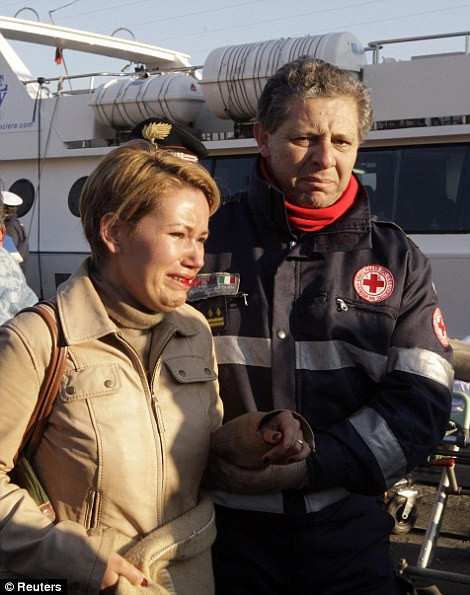 Hành khách trên tàu được các nhân viên cứu hộ giúp đỡ sơ tán lên bờ Hành khách trên tàu được các nhân viên cứu hộ giúp đỡ sơ tán lên bờ