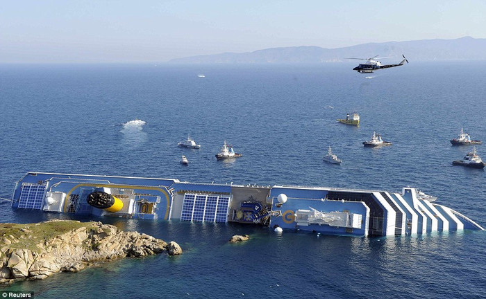 Tàu Costa Concordia mắc kẹt và đang chìm dần ở bờ biển gần đảo Giglio ở Tuscany, Ý ngày 14/1 Tàu Costa Concordia mắc kẹt và đang chìm dần ở bờ biển gần đảo Giglio ở Tuscany, Ý ngày 14/1