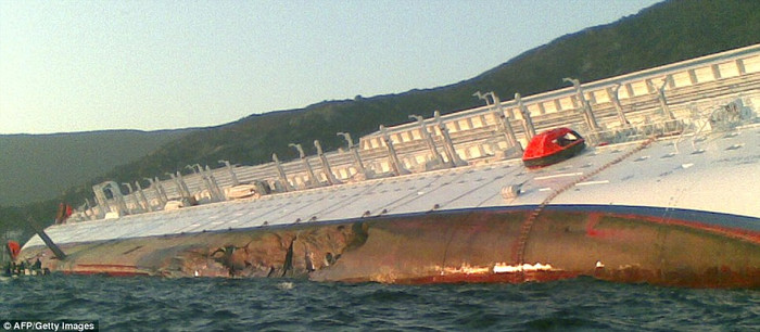 Tàu Costa Concordia mắc kẹt và đang chìm dần ở bờ biển gần đảo Giglio ở Tuscany, Ý ngày 14/1 Tàu Costa Concordia mắc kẹt và đang chìm dần ở bờ biển gần đảo Giglio ở Tuscany, Ý ngày 14/1