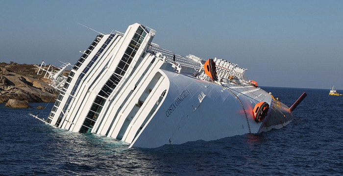 Tàu Costa Concordia mắc kẹt và đang chìm dần ở bờ biển gần đảo Giglio ở Tuscany, Ý ngày 14/1 Tàu Costa Concordia mắc kẹt và đang chìm dần ở bờ biển gần đảo Giglio ở Tuscany, Ý ngày 14/1