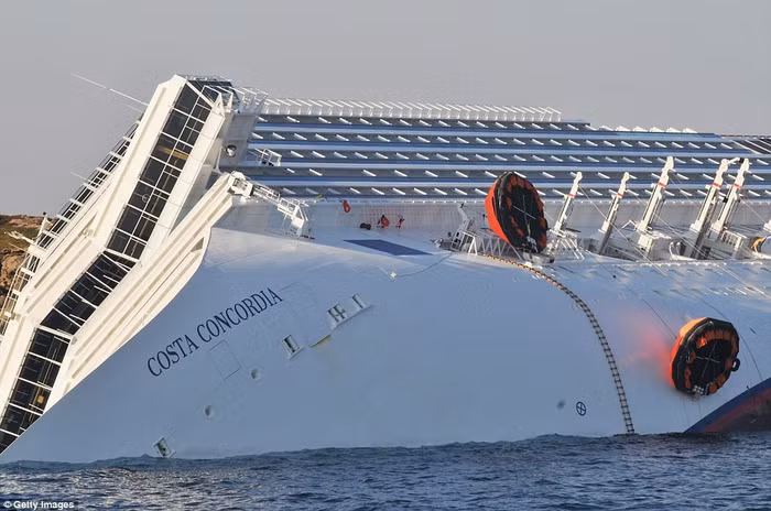 Tàu Costa Concordia mắc kẹt và đang chìm dần ở bờ biển gần đảo Giglio ở Tuscany, Ý ngày 14/1