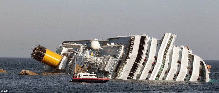 Tàu Costa Concordia mắc kẹt và đang chìm dần ở bờ biển gần đảo Giglio ở Tuscany, Ý ngày 14/1 Tàu Costa Concordia mắc kẹt và đang chìm dần ở bờ biển gần đảo Giglio ở Tuscany, Ý ngày 14/1