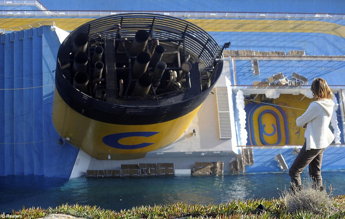 Tàu Costa Concordia mắc kẹt và đang chìm dần ở bờ biển gần đảo Giglio ở Tuscany, Ý ngày 14/1 Tàu Costa Concordia mắc kẹt và đang chìm dần ở bờ biển gần đảo Giglio ở Tuscany, Ý ngày 14/1