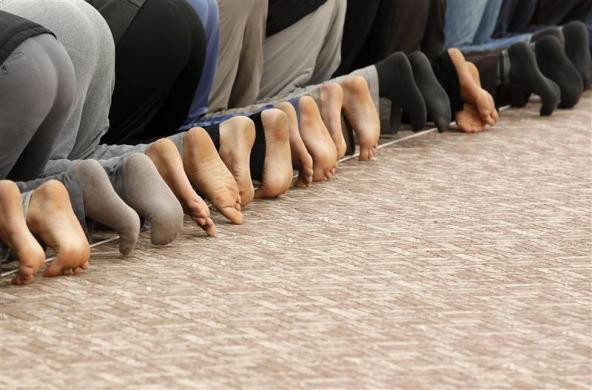 Người tị nạn Syria cầu nguyện tại một nhà thờ tạm thời trong trại tị nạn ở Boynuyogun, Hatay, Thổ Nhĩ Kỳ ngày 8/2/2012.