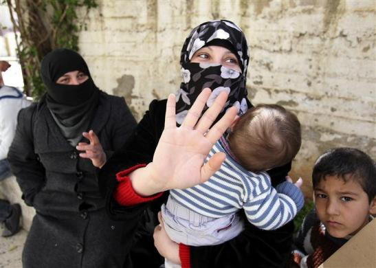 Một người tị nạn Syria từ chối nói chuyện với các phóng viên trong lúc chờ đợi nhận viện trợ nhân đạo tại Amman ngày 21/3/2012.