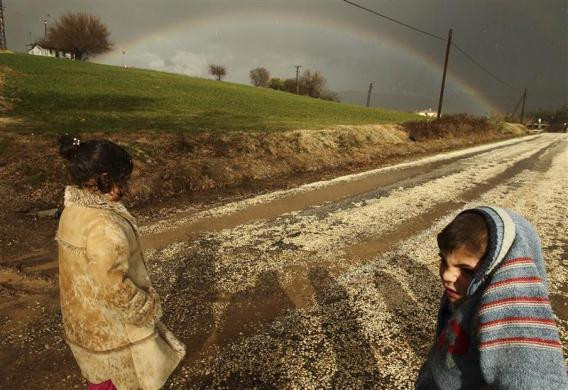 Những đứa trẻ Syria đã chạy trốn khỏi vùng Idlib đứng bên ngoài trại tị nạn nằm ở phía đông nam Yayladagi, gần biên giới với Thổ Nhĩ Kỳ ngày 16/2/2012.