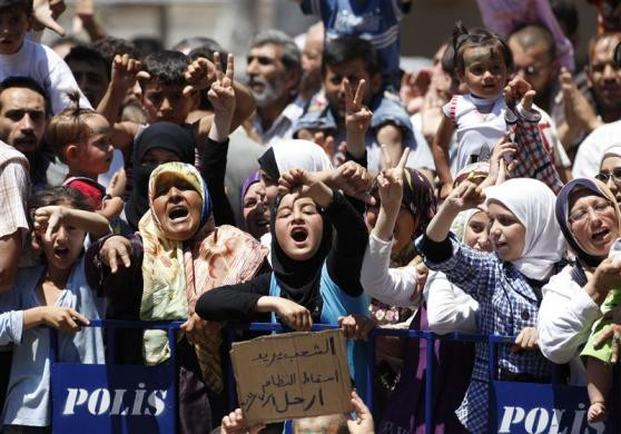 Người tị nạn hô khẩu hiệu phản đối Tổng thống Syria Bashar al-Assad tại trại tị nạn Yayladagi, tỉnh Hatay ngày 1/7/2012.