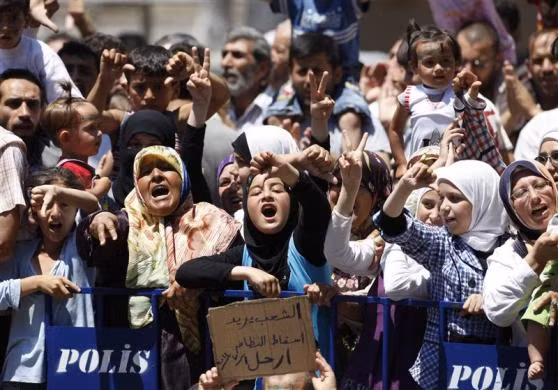 Người tị nạn hô khẩu hiệu phản đối Tổng thống Syria Bashar al-Assad tại trại tị nạn Yayladagi, tỉnh Hatay ngày 1/7/2012.