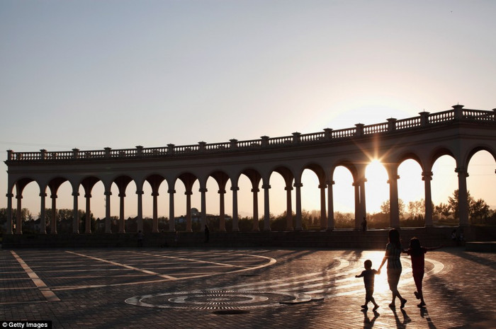 Khách du lịch thăm quan khách sạn Zhang Laffitte Chateau