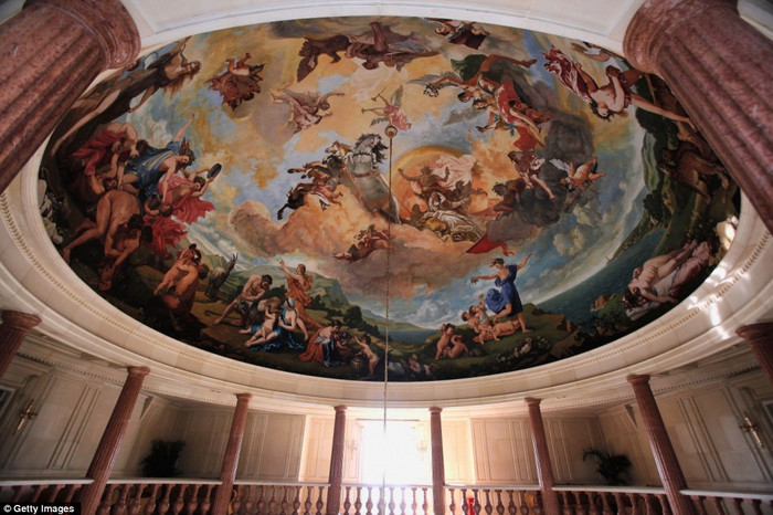 Khách sạn được sao chép dựa trên 10.000 bức ảnh chụp chi tiết tòa lâu đài thật ở Pháp.