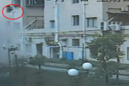 Nắp cốngbị hất lên không trung hơn 10m sau vụ nổ