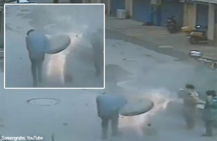 Nắp cống phụt lên không trung ngay sau khi người đàn ông Trung Quốc ném pháo sáng xuống bên dưới