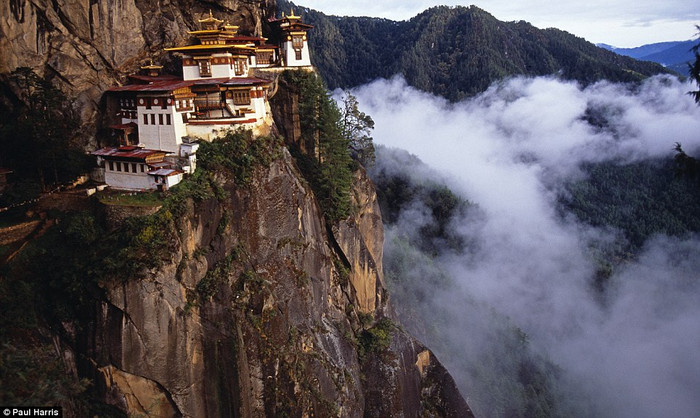 Tu viện Taktshang Tiger's Nest được xây dựng trên vách đá cao 700 m trên thung lũng Paro ở Bhutan. Tu viện Taktshang Tiger's Nest được xây dựng trên vách đá cao 700 m trên thung lũng Paro ở Bhutan.
