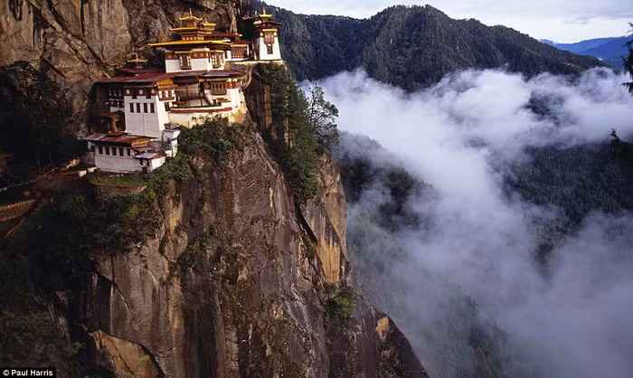 Tu viện Taktshang Tiger's Nest được xây dựng trên vách đá cao 700 m trên thung lũng Paro ở Bhutan.