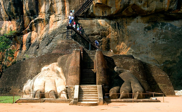 Khách du lịch đi trên bậc thang dẫn lên công trình kiến trúc cổ xưa được xây dựng phục vụ các tín đồ Phật giáo. Khách du lịch đi trên bậc thang dẫn lên công trình kiến trúc cổ xưa được xây dựng phục vụ các tín đồ Phật giáo.