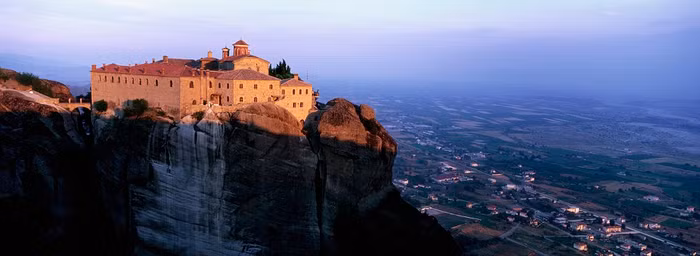 Tu viện St Stephen một phần của quần thể kiến trúc Meteora tại Hy lạp được xây dựng vào giữa thế kỷ 16.