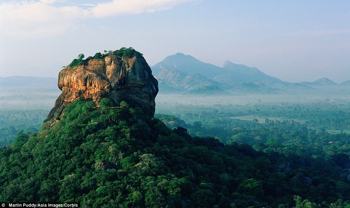 Tu viện Sigiriya lúc bình minh Tu viện Sigiriya lúc bình minh