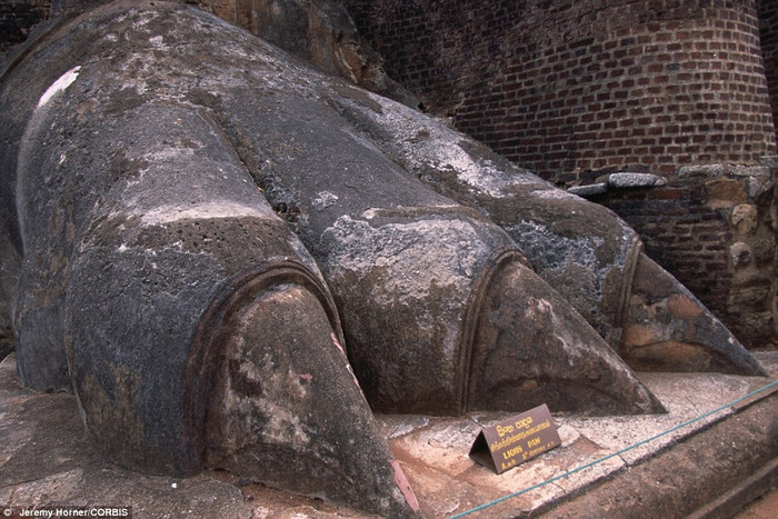 Chân của con sư tử vẫn còn ở hai bên lối đi lên pháo đài Chân của con sư tử vẫn còn ở hai bên lối đi lên pháo đài