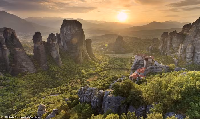 Hình ảnh cho thấy tu viện Roussanou đích thực là một trong những nơi thanh bình nhất thế giới.