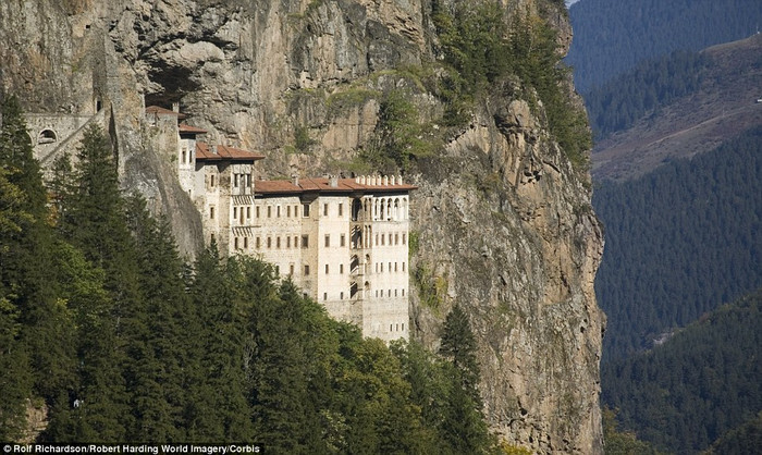 Tu viện Sumela được xây dựng vào năm 386 sau công nguyên dưới triều đại Hoàng đế Emporer Theodosius I tại Thổ Nhĩ Kỳ. Tu viện Sumela được xây dựng vào năm 386 sau công nguyên dưới triều đại Hoàng đế Emporer Theodosius I tại Thổ Nhĩ Kỳ.