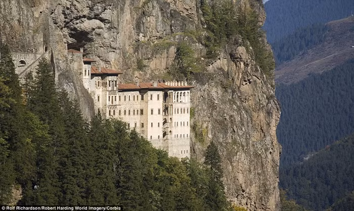 Tu viện Sumela được xây dựng vào năm 386 sau công nguyên dưới triều đại Hoàng đế Emporer Theodosius I tại Thổ Nhĩ Kỳ.