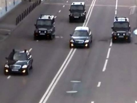 Đoàn xe hộ tống Putin trong đoạn video được tìm thấy trong máy tính xách tay của các nghi phạm khủng bố. Ảnh 1TV Đoàn xe hộ tống Putin trong đoạn video được tìm thấy trong máy tính xách tay của các nghi phạm khủng bố. Ảnh 1TV