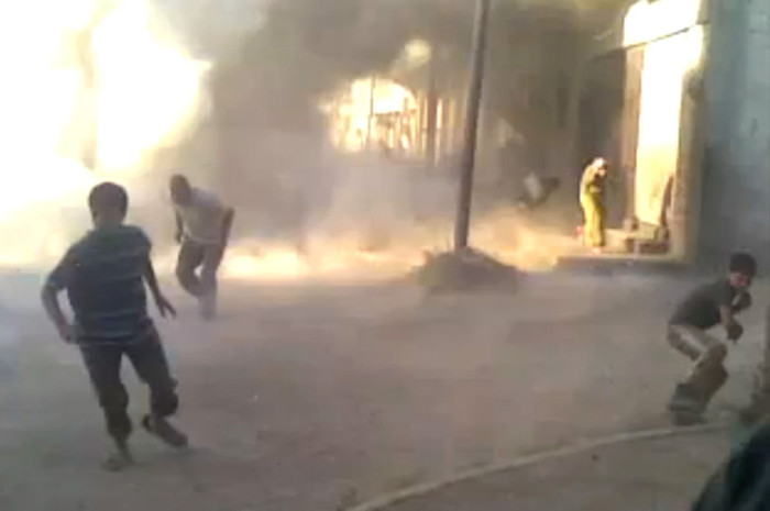 Ảnh từ một đoạn video nghiệp dư do các nhà hoạt động Syria cung cấp ngày 28/5/2012 được coi là bằng chứng về cuộc thảm sát tại Houla khiến hơn 100 người thiệt mạng, trong đó có nhiều trẻ em.