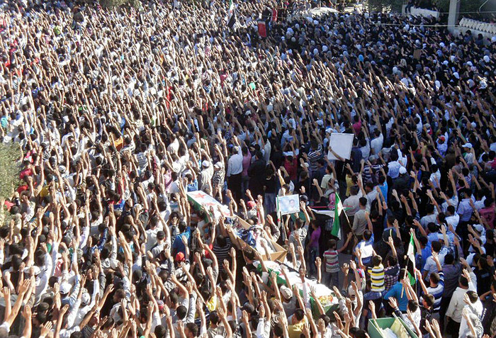 Người biểu tình tiễn đưa các nạn nhân thiệt mạng trong các cuộc xung đột tại Syria ngày 9/6/2012.