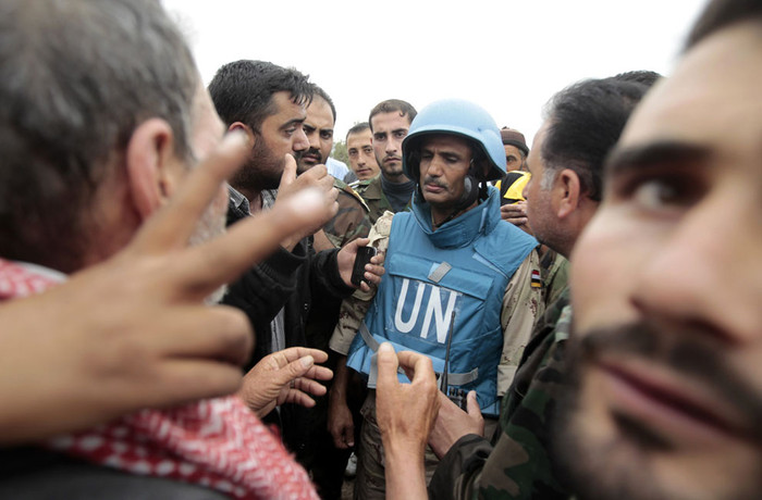 Người biểu tình chống chính phủ Syria tập trung xung quanh các quan sát viên Liên Hợp Quốc trong làng Azzara, tỉnh Homsngày 4 tháng 5 năm 2012.