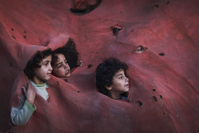 Trẻ tị nạn người Palestine chơi trong căn lều tạm tại một trong những khu vực nghèo nhất của khu phố Al-Zaiton, Dải Gaza ngày 29/1. Trẻ tị nạn người Palestine chơi trong căn lều tạm tại một trong những khu vực nghèo nhất của khu phố Al-Zaiton, Dải Gaza ngày 29/1.