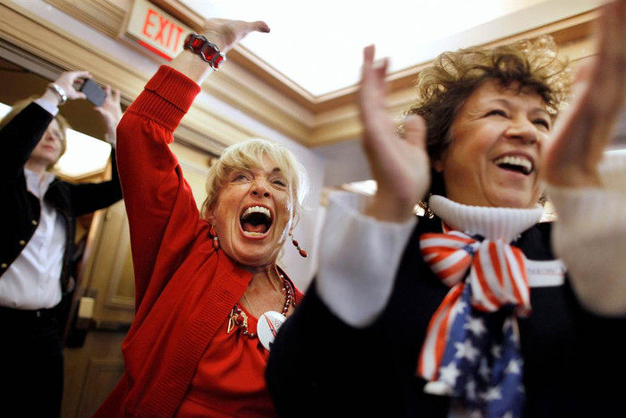 Những người ủng hộ ứng cử viên tổng thống đảng Cộng hòa Newt Gingrich cổ vũ khi ông tới tham gia một cuộc mít tinh tại khách sạn Hyatt Regency Riverfront Jacksonville, Jacksonville, Florida, Mỹ ngày 30/1. Những người ủng hộ ứng cử viên tổng thống đảng Cộng hòa Newt Gingrich cổ vũ khi ông tới tham gia một cuộc mít tinh tại khách sạn Hyatt Regency Riverfront Jacksonville, Jacksonville, Florida, Mỹ ngày 30/1.