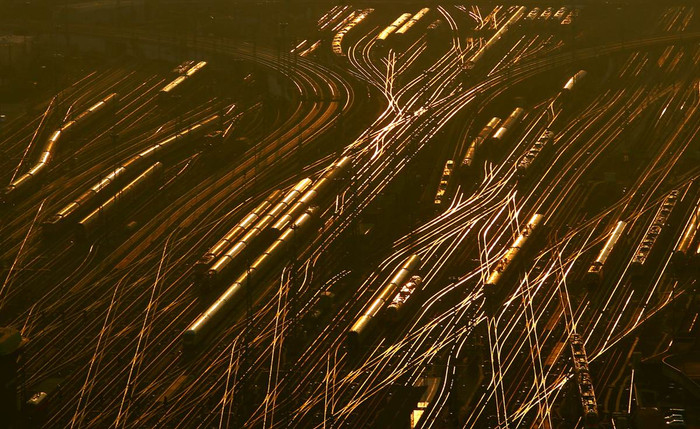 Ánh sáng huyền ảo phát ra trong đêm tối từ một nhà ga tàu hỏa tại Frankfurt, Đức ngày 31/1 Ánh sáng huyền ảo phát ra trong đêm tối từ một nhà ga tàu hỏa tại Frankfurt, Đức ngày 31/1