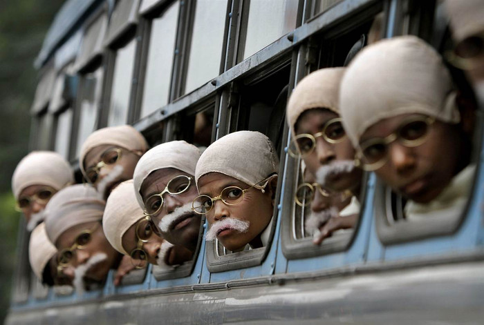 Trẻ em nghèo ở Ấn Độ mặc trang phục giống Mahatma Gandhi trên một chiếc xe bus tại Kolkata, Ấn Độ ngày 29/1. Tổng cộng có khoảng 485 trẻ em Ấn Độ từ 10-16 tuổi đã đội tóc giả, ria giả và đeo kính giống Gandhi nhằm thiết lập kỷ lục thế giới Gandhi-lookalike nhân dịp kỷ niệm ngày mất của Gandhi (30/1). Trẻ em nghèo ở Ấn Độ mặc trang phục giống Mahatma Gandhi trên một chiếc xe bus tại Kolkata, Ấn Độ ngày 29/1. Tổng cộng có khoảng 485 trẻ em Ấn Độ từ 10-16 tuổi đã đội tóc giả, ria giả và đeo kính giống Gandhi nhằm thiết lập kỷ lục thế giới Gandhi-lookalike nhân dịp kỷ niệm ngày mất của Gandhi (30/1).