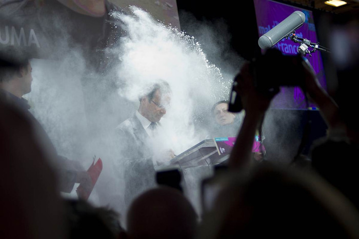 Ứng cử viên Tổng thống Pháp Francois Hollande bị một phụ nữ biểu tình rắc bột mì lên người khi đang có bài phát biểu tại Paris ngày 1/2 Ứng cử viên Tổng thống Pháp Francois Hollande bị một phụ nữ biểu tình rắc bột mì lên người khi đang có bài phát biểu tại Paris ngày 1/2