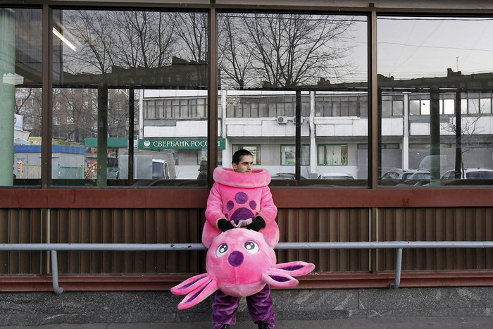 Một lao động di cư mặc trang phục của nhân vật hoạt hình Nga "Luntik" phát tờ rơi gần ga tàu điện ngầm ở Moscow ngày 23/1 Một lao động di cư mặc trang phục của nhân vật hoạt hình Nga "Luntik" phát tờ rơi gần ga tàu điện ngầm ở Moscow ngày 23/1